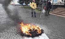 Участников «тарифного протеста» под Днепром забросали яйцами, зеленкой и фекалиями