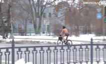 Голый велосипедист: на Днепропетровщине мужчина в одних трусах не боится лютых морозов (ВИДЕО)