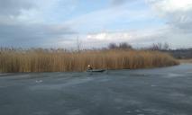 Жизнь ничему не учит: под Днепром рыбак провалился под лед