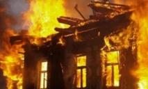 На Амуре в Днепре сгорел двухэтажный жилой дом: подробности