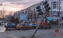 Светофор на Яворницкого вот-вот рухнет: в Днепре конструкция «висит» на проводах