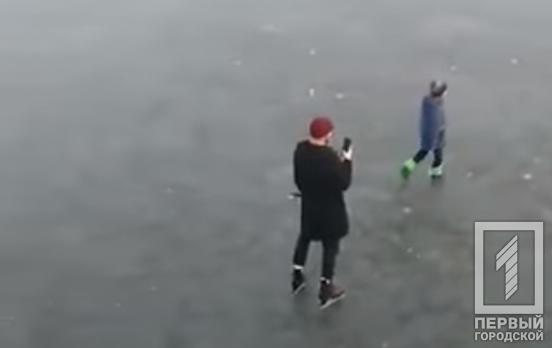 Новости Днепра про Мужчина с ребенком вышел кататься на тонкий лед