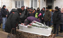 Шокирующий инцидент во время похорон убитой девочки на Херсонщине, подробности