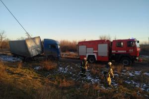 Водитель грузовика попал в сложную ситуацию, на месте работали спасатели. Новости Днепра