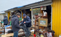 Барахло или сокровища: что продают на блошином рынке Днепра (ФОТОРЕПОРТАЖ)