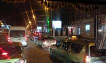 Шум на весь город: в центре Днепра бунтуют таксисты (ВИДЕО)