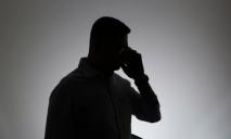 Весеннее обострение: в Днепре мужчина угрожает прохожим, прикрываясь телефонным разговором