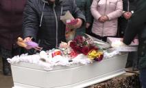 Белый гроб, много цветов и игрушек: на Херсонщине попрощались с убитой 7-летней Машей