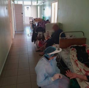 Новости Днепра про Критическая ситуация с COVID: люди лежат даже в коридорах