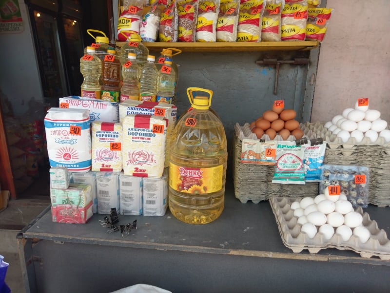Новости Днепра про На рынке на Байкальской продают дешевые яйца, овощи и масло, а также просроченные продукты из супермаркетов (ФОТОРЕПОРТАЖ)