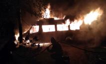 На Днепропетровщине на стоянке сгорел микроавтобус — видео