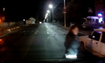 Молодая девушка шла по проезжей части навстречу едущему автомобилю — видео