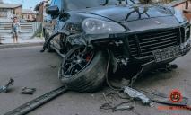 Porsche Cayenne сбил людей на пешеходном переходе и врезался в две машины (ФОТО)