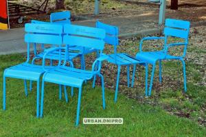 Новости Днепра про В Днепре в обновленном сквере Усачева появились люксембургские стулья