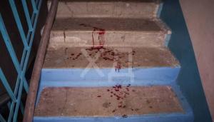 На фото с места происшествия видна кровь пострадавшего, которая окропила ступеньки в подъезде. Новости Днепра
