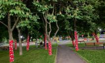В днепровском сквере украсили стволы деревьев к празднику