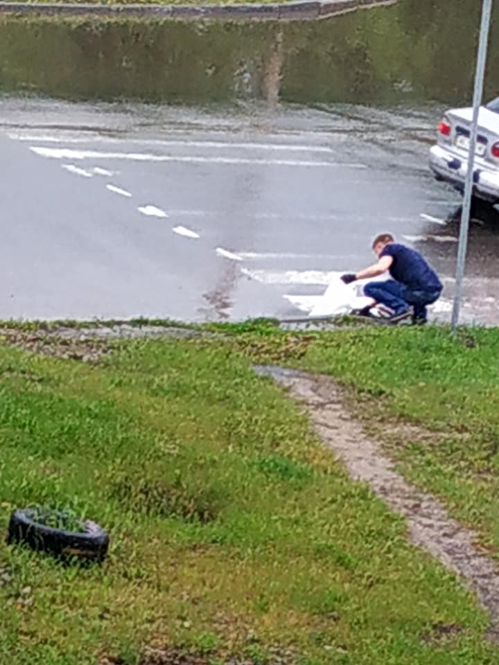 Новости Днепра про Какой молодец: в Днепре парень остановился посреди улицы и почистил забившуюся ливневку