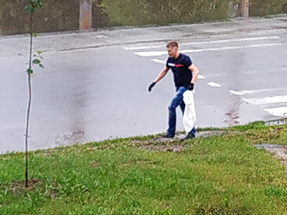Новости Днепра про Какой молодец: в Днепре парень остановился посреди улицы и почистил забившуюся ливневку