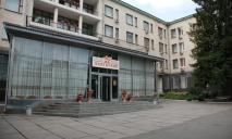 Будет многоэтажка: возле парка Шевченко снесут отель «Жовтневий»