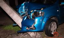 Сильный удар: легковушка в Днепре снесла столб, пострадали люди