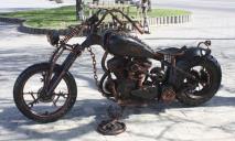 Мотоцикл, аист и железный человек: ТОП-11 необычных скульптур Днепра