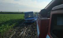 Последствия непогоды: под Днепром в грязи застряли автобус и грузовики