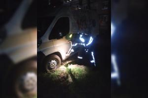 Новости Днепра про Автомобиль скорой помощи застрял в яме