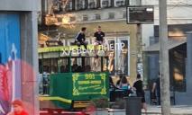 «Опасные игры»: в Днепре парни прокатились на крыше трамвая