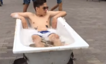 Прямо на набережной блогер из Днепра принимал ванну, подогретую на костре