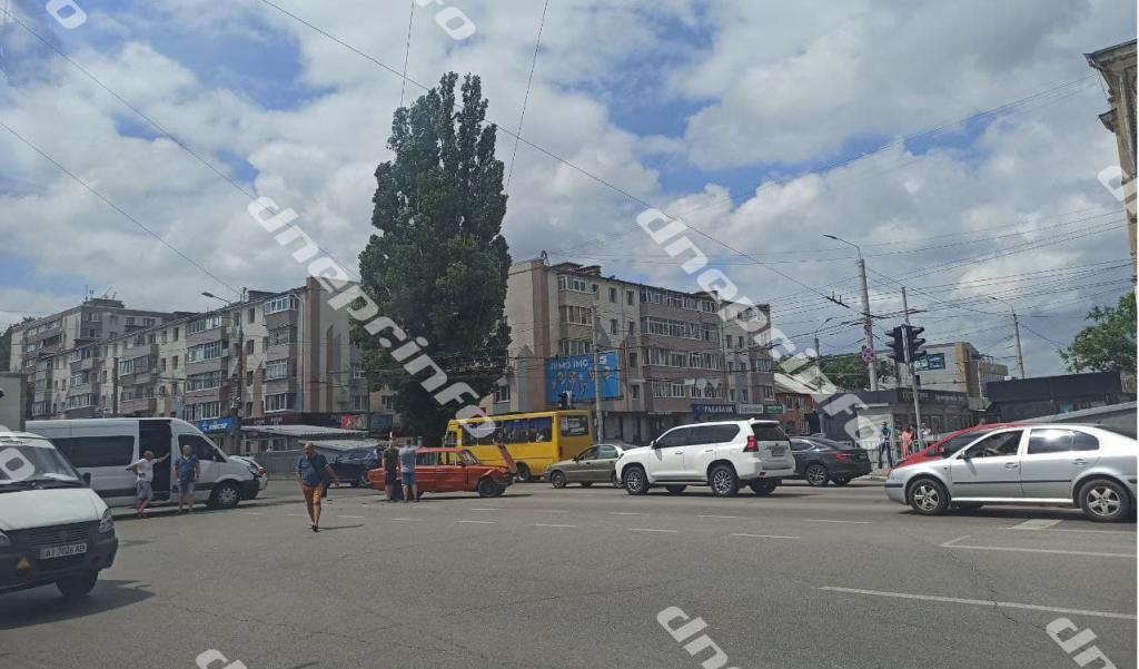Новости Днепра про На Слобожанском проспекте столкнулись Жигули и микроавтобус (ВИДЕО)