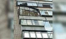 Последствия непогоды: в Никополе ветер снес балкон (ВИДЕО)