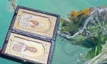 Как в фильме ужасов: в бассейне с мертвыми супругами в Кривом Роге плавали иконы, цветы и перья