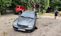 В Днепре на Слобожанском проспекте авто провалилось в яму: вызвали спасателей