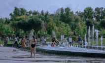 В фонтане, где смертельно травмировался мальчик, продолжают купаться дети (ФОТО)