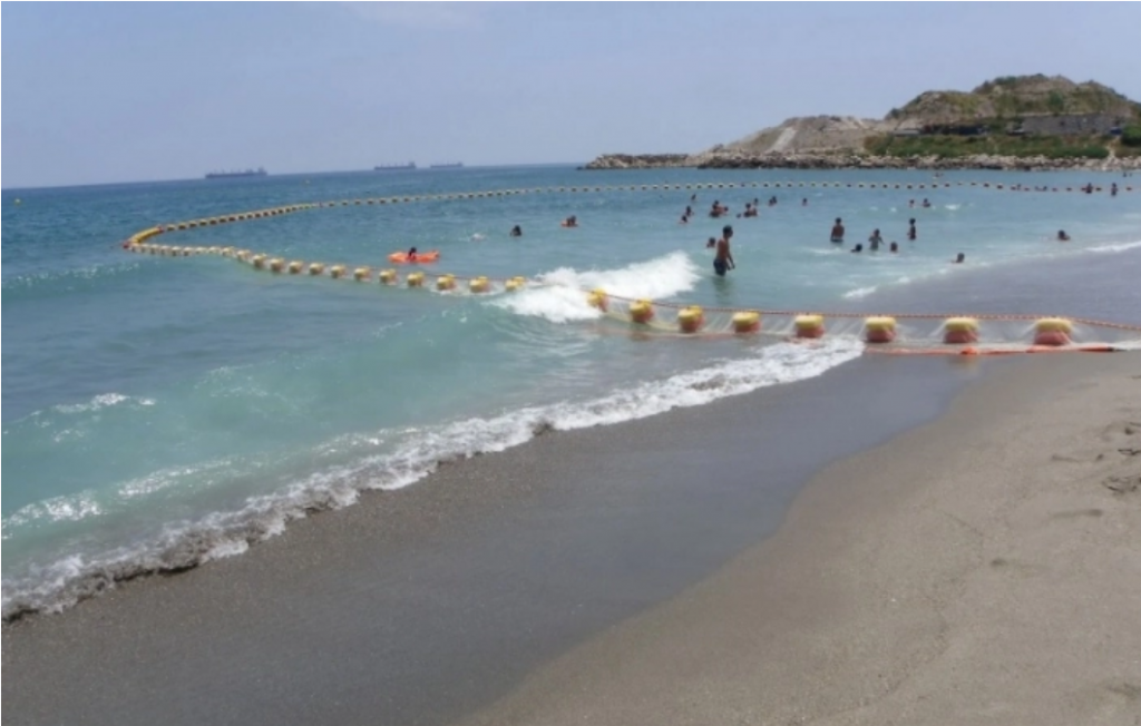 Новости Днепра про Война с медузами: на пляжах Азовского моря начали устанавливать сети