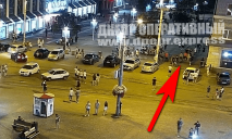Появилось видео массовой драки на площади в центре Днепра