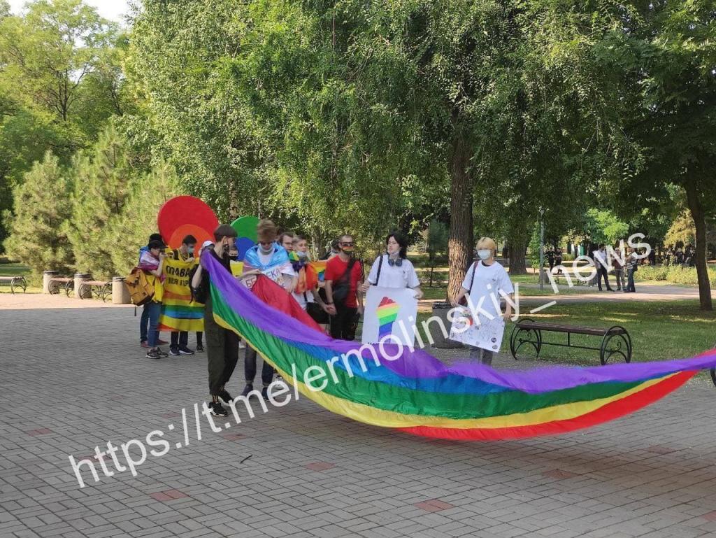 Новости Днепра про В Кривом Роге прошел гей-парад с флагами и транспарантами