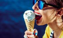 В центре Днепра запретили есть мороженое сидя на стуле (ФОТО)