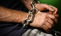 Притворялись благодетелями и держали в рабстве 172 человека: суд вынес приговор банде преступников из Днепра