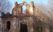 Руины бывшей школы на левом берегу Днепра пугают жителей
