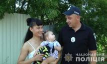 Днепровский супергерой: полицейский вытащил маму с младенцем из канавы