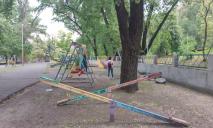 Отполированные горки и облезлая краска: как выглядит детский городок в парке Глобы в Днепре (ФОТО)
