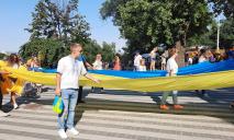 В Днепре во время флешмоба растянули 50-метровый флаг Украины (ФОТО)