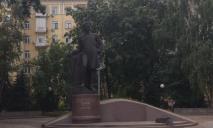 Хаотичная парковка и памятник: что теперь находится на месте фонтана «Три грации» в центре Днепра (ФОТО)