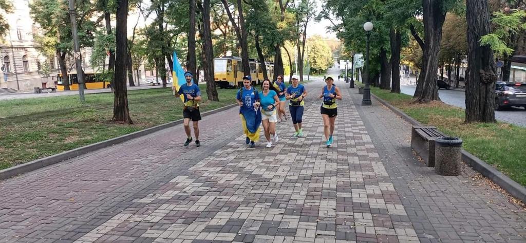 Новости Днепра про В честь праздника: днепряне пробежали по центру города 22 км с флагами Украины