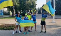 В честь праздника: днепряне пробежали по центру города 22 км с флагами Украины