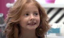 Первоклассница из Днепра пожертвовала волосы для онкобольных детей (ВИДЕО)