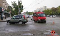 243-я маршрутка с пассажирами попала в ДТП на Слобожанском проспекте: 6 пострадавших