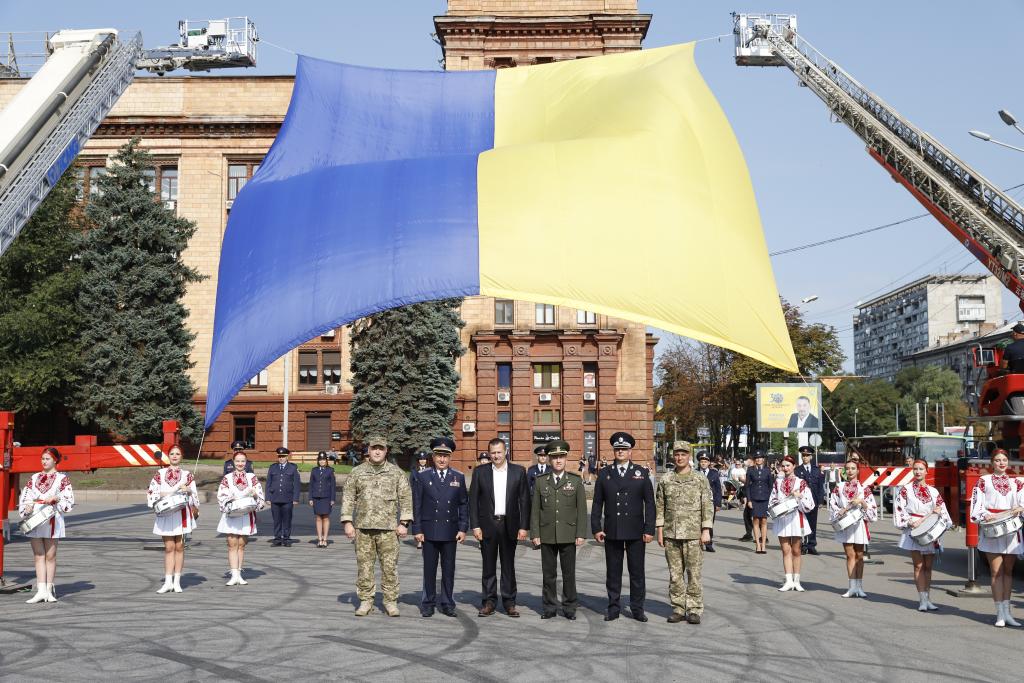 Новости Днепра про В центре Днепра подняли один из самых больших в стране Государственных флагов