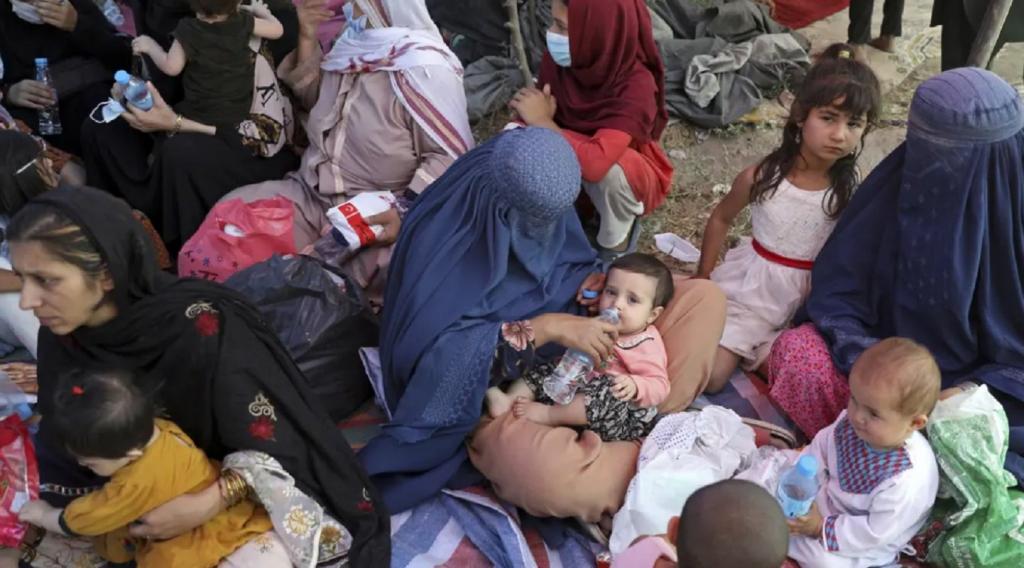 Новости Днепра про Это очень грустно: в Кабуле люди отдают американским военным своих детей, чтобы их обезопасить (ВИДЕО)